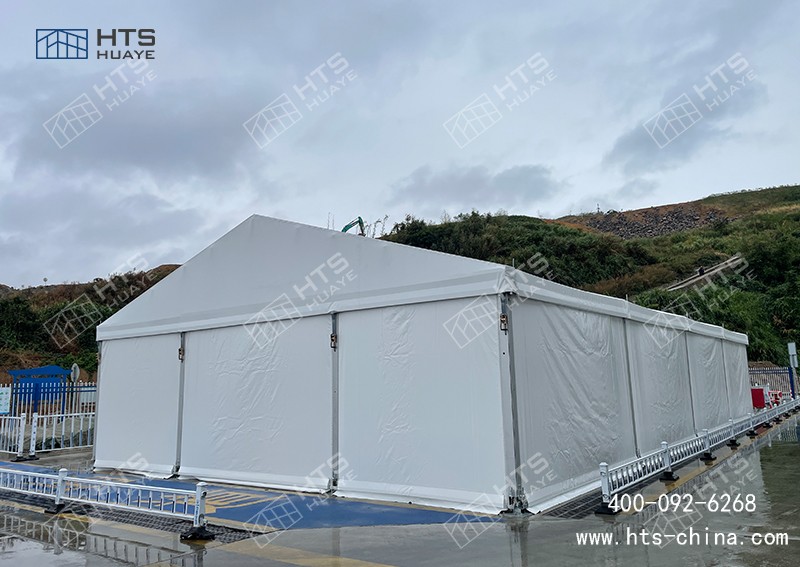 這座工業鋁合金篷房用作倉儲，因為沿海抗風11級